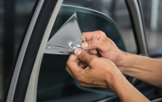 O insulfilm serve, na verdade, como um reforço para os vidros do veículo, podendo impedir que eles quebrem durante um acidente, por exemplo.