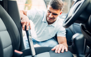 Como fazer a limpeza interna do carro: Dicas e truques para uma higienização eficiente